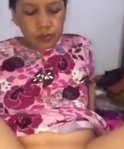 Istri Baru Melahirkan Ibu Mertua Memberikan Bantuan