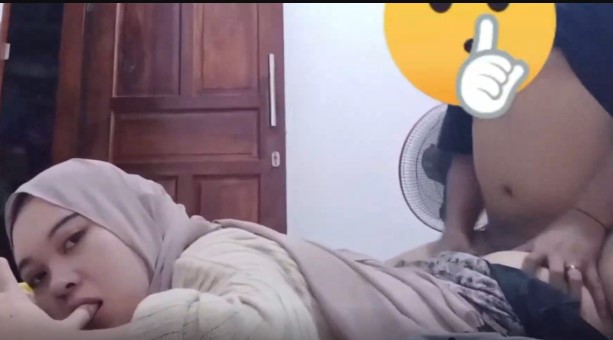 Viral Mahasiswi Hijab Cantik Di Pijat Mbah Maryono Malah Disodok Dari Belakang