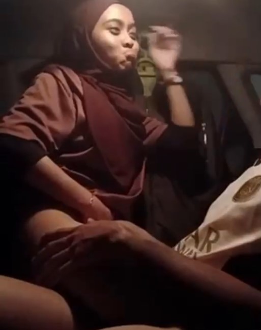 Ukhti Jilbab Istri Solehah Iclik Di Mobil Suami Orang