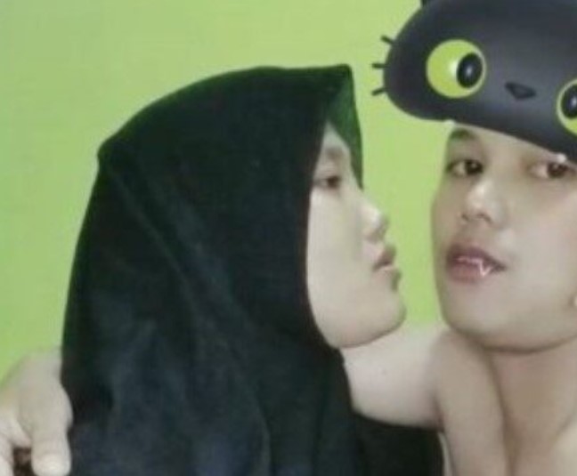 Pasutri Harmonis Bikin Konten Video Nikmat Jibab Basah Dikontrakan Viral